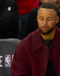 九游游戏中心-不想理你！华子飚中三分找库里互动 库里闭上眼睛摇摇头😂